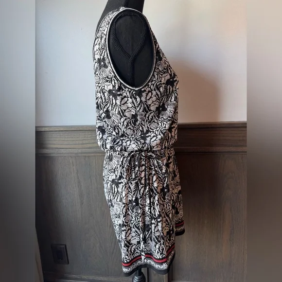 Max Studio Black and White Floral romper adjustable tie waist Euc medium - Picture 4 of 7